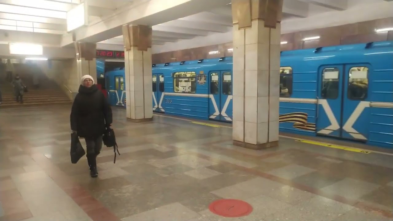 Siberia. Novosibirsk. Oktyabrskaya metro station - interior view, arrival and departure of the train