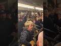 I Green Day, con Jimmy Fallon, invadono la metro di New York per promuovere #Saviors! #GreenDay