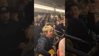 I Green Day, con Jimmy Fallon, invadono la metro di New York per promuovere #Saviors! #GreenDay