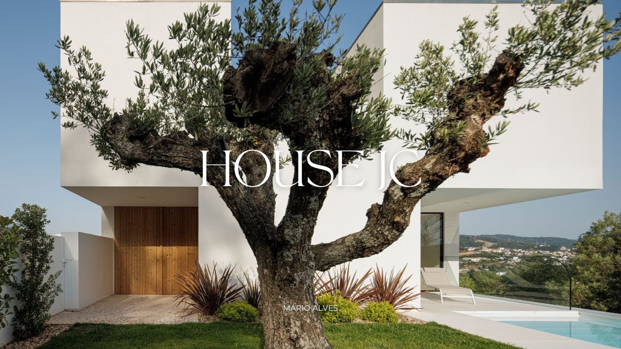 Минималистский дом с современным дизайном на вершине холма над набережной