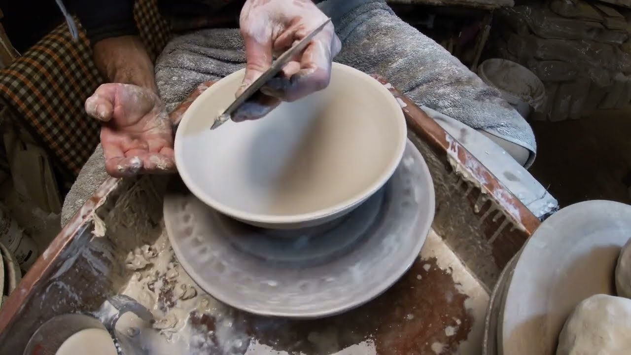 Tournage d'un bol à manger, type bol à ramen.