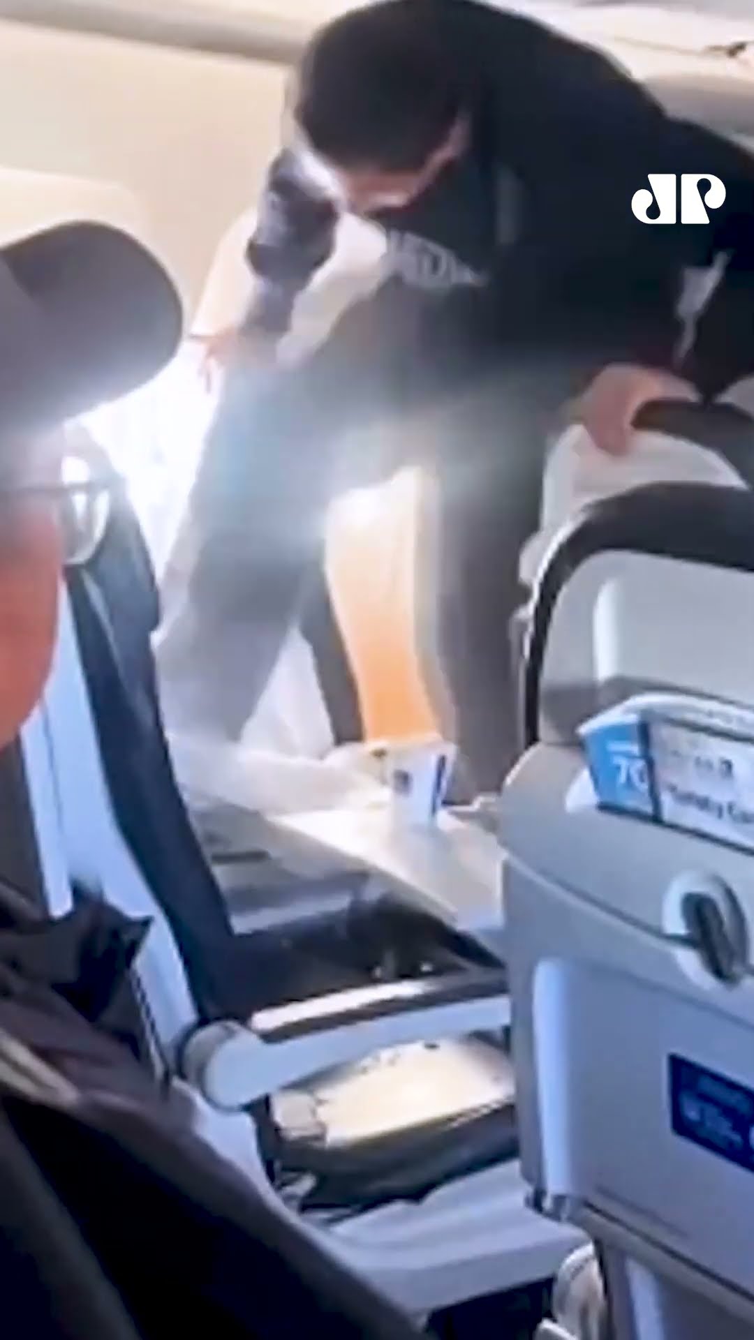 Flagrante: Passageiro tem surto de raiva durante voo da United Airlines #shorts