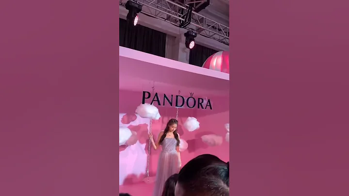 15 Guan Xiaotong is surrounded by so many people. Miss Xiaotong seems to have gained weight recently - DayDayNews