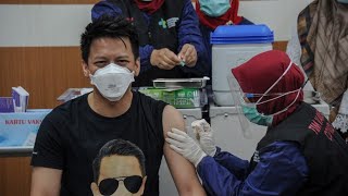 Ariel Noah Jalani Vaksinasi Covid-19 Tahap Kedua Di RSKIA Bandung Ariel Noah Jalani Vaksinasi Covid-19 Tahap Kedua Di RSKIA Bandung