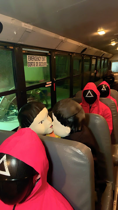 SQUID GAME DOLLS KISSING?!