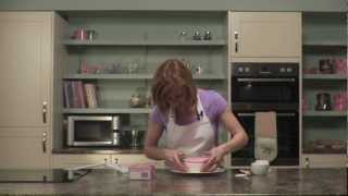 Celebrity Renshaw: How to decorate a cake with edible icing ribbon Wealth