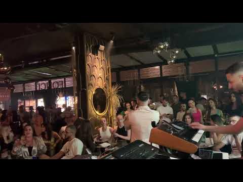 Ayol va erkak ortasidagi yotoqda jinsiy aloqa