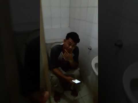 Ngintip di toilet