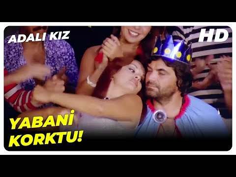 Eda Yeni Arkadaşı Yabaniye Döktürüyor! | Adalı Kız Müjde Ar Türk Filmi