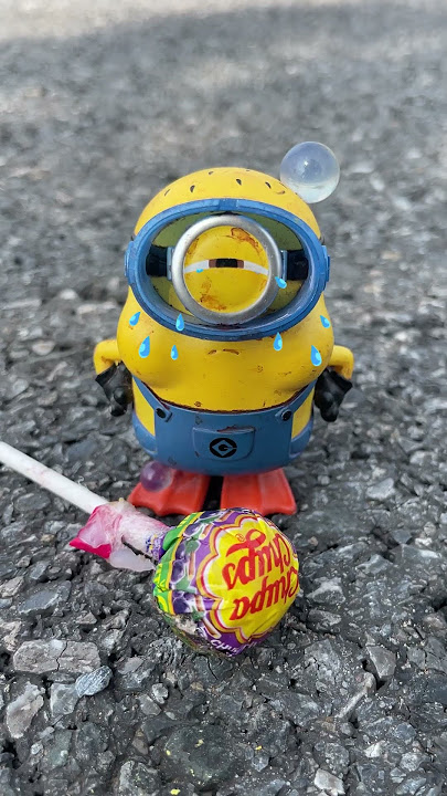 Minion Gives Lollipop and Toy Car  Despicable Me 4 Mega Minions Satisfying Toy Unboxing