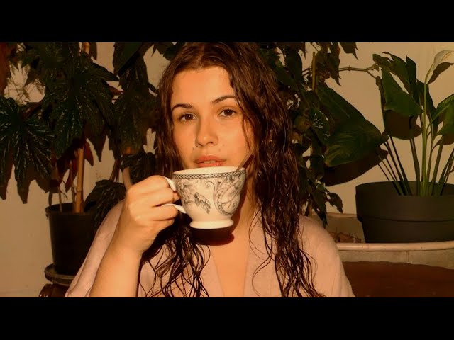 ASMR - Soirée cozy sous la pluie orageuse! (attention personnelle, chuchotements et layered sounds)