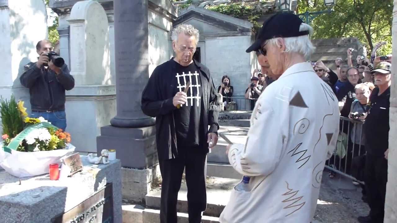 Ray Manzarek stands in front of the grave of Jim Morrison, surrounded  News Photo - Getty Images