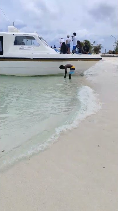 Walking on a public beach in Maldives 🏝️🌊 Sightseeing