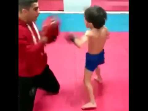 تمرین زیبا و حرفه ای پسر بچه رزمیکار