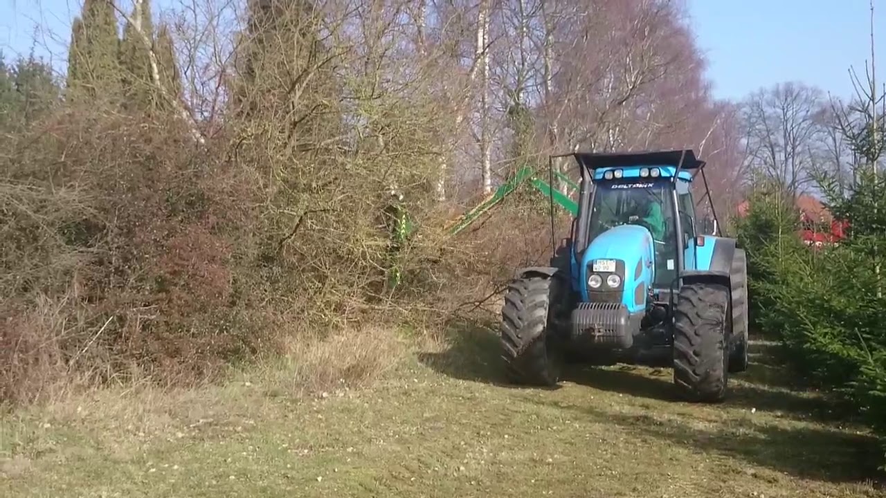 Baumsäge schneidet Büsche und Sträucher 🚜🍃 Büsche und Sträucher schneiden mit Traktor und Baumsäge 🌿