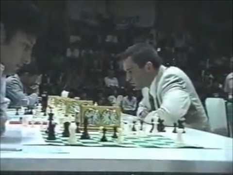 Kasparov en simultaneas en el coliseo de la UNI Li...