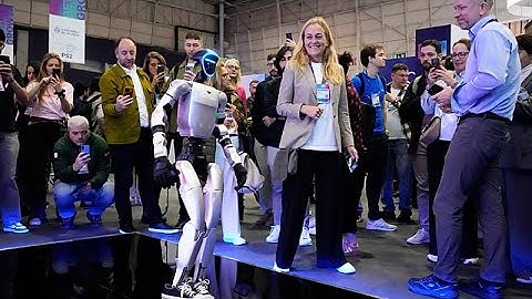 Tanzende Roboter im Rampenlicht beim Web Summit in Lissabon