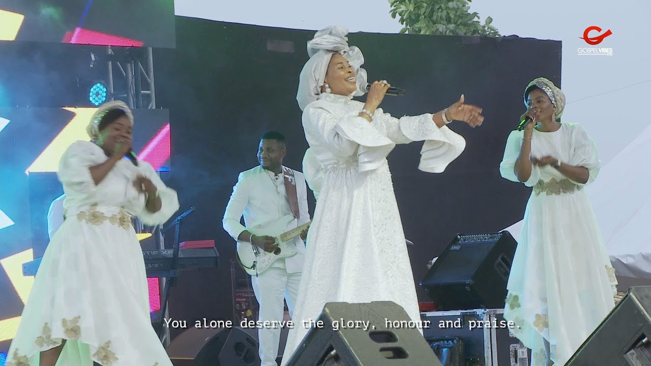 Tope Alabi leads Gods people to worship at PRAISE THE ALMIGHTY 2022