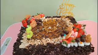 pakai resep black forest chef yongki gunawan . asli enak banget . untuk ulang tahun anak
