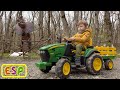 Leo monta un tractor para niños y se alimenta en un parque de dinosaurios