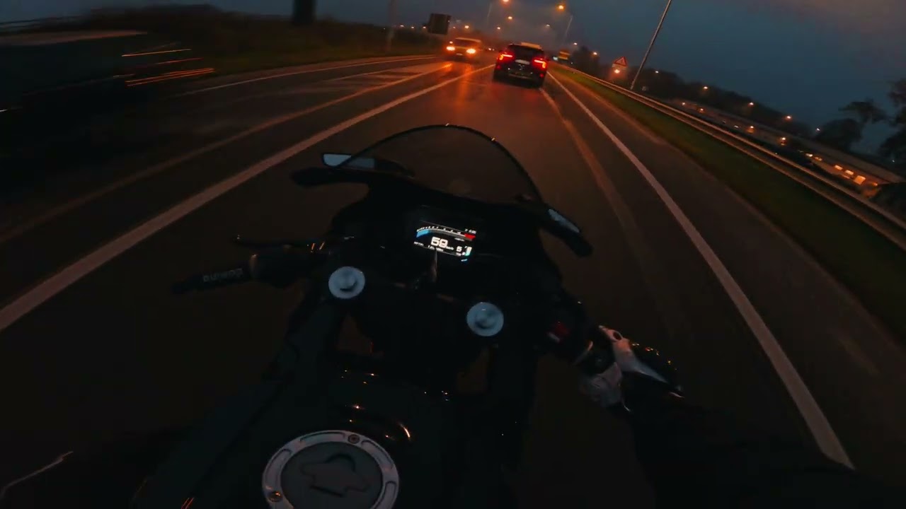 Riding My Yamaha YZF-R125 to School in Italy | Sunset Commute Through Traffic