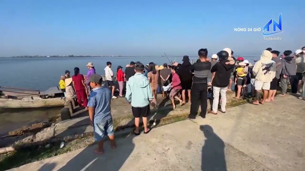 Hai mẹ con tuvong vụ lật thuyền khi xem đua ghe | TayNinhTV