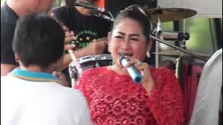 Jaipong dangdut 'Layung Koneng',, bersama BATARAHARJA