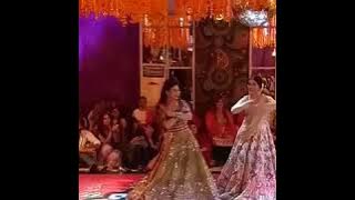 Humaima malik and Dua malik dance on her brother Feroz khan mehandi
