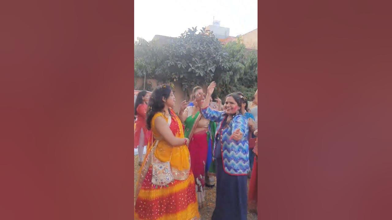 aaj biraj main holi h