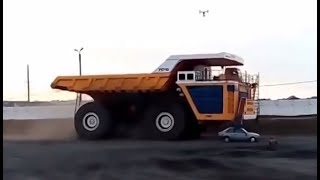 ► Une Voiture Transformée En Crêpe Par Le Plus Gros Camion Du Monde !