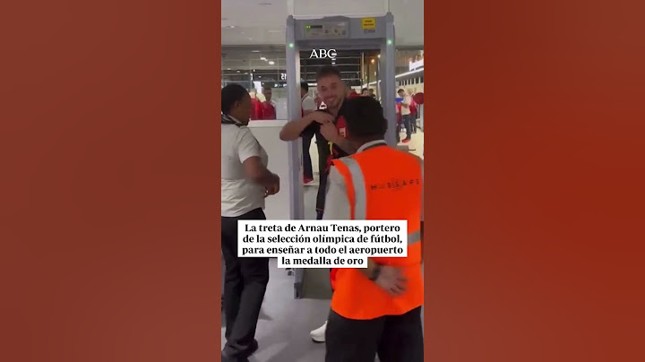 🥇 La treta de Arnau Tenas para enseñar su oro olímpico a todo el aeropuerto de París