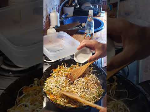 Video: Fideos De Huevo Con Brotes De Soja