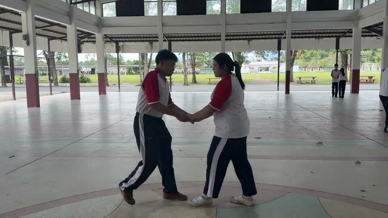 เต็น ลีลาศ จังหวะ ซะซะซ่า ม.4/9 เลขที่ 19 ,39