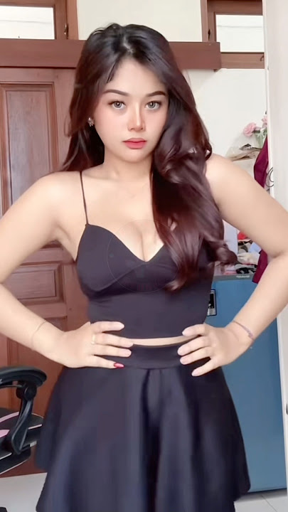Bergetar‼️ Cewek Seksi Pamer Belahan Toge