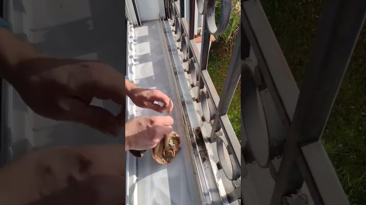 Limpieza de los carriles de unas ventanas muy sucias en Arturo Soria