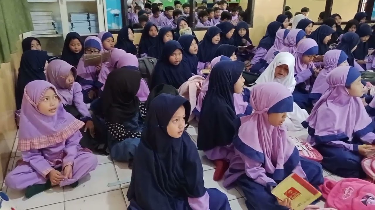Pembacaan surat pendek dengan bu guru aliyah 