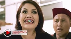 Wali Band - Antara Aku, Kau dan Batu Akikku - Official Music Video - NAGASWARA  - Durasi: 4:17. 