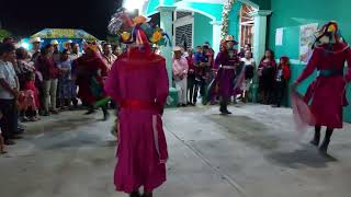 Danza de los huehues, el payaso bailando con sus damas