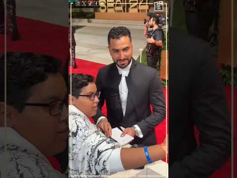 محمد الشرنوبي يلبي طلب طفل ويلتقط صورة تذكارية معه على الريد كاربت في افتتاح مهرجان البحر الأحمر