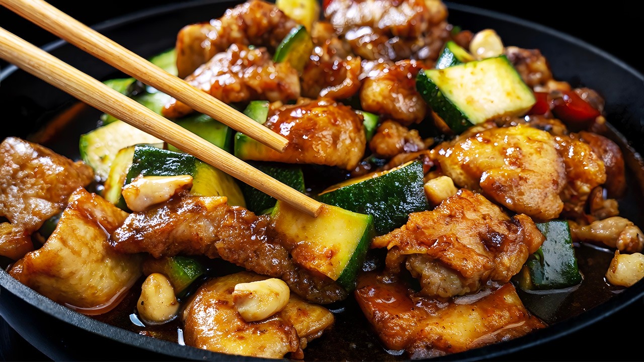 So kochen chinesische Restaurants Kung Pao Hühnchen  Zart, saftig und voller Geschmack