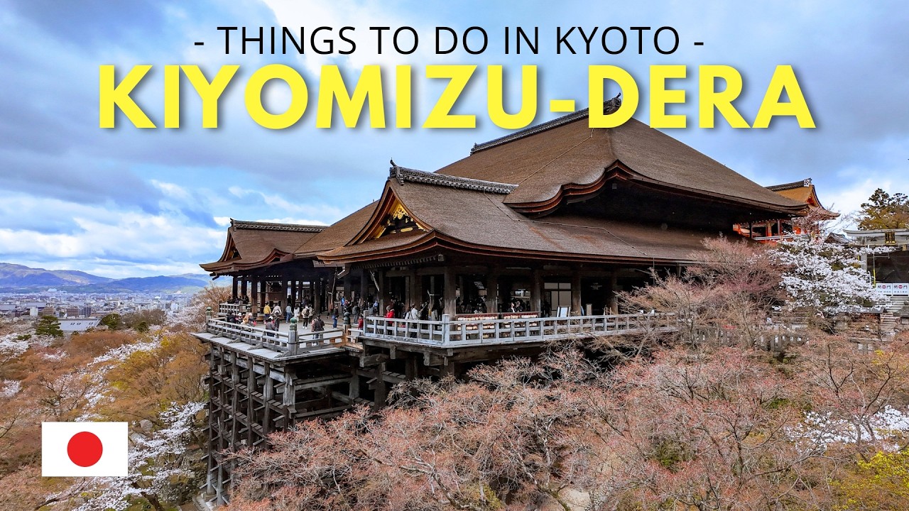 Прогулка по храму Киёмидзу-дэра в Киото в сезон цветения сакуры.