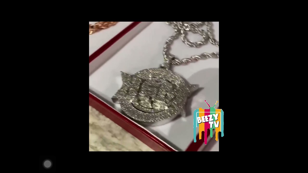 Mo3 giving ￼his artist chains