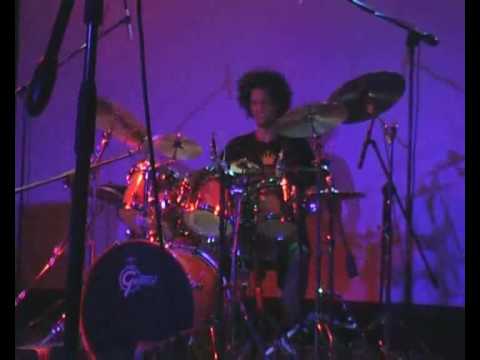 Mauricio Gonzalez solo de Bateria + vuelo del mosc...