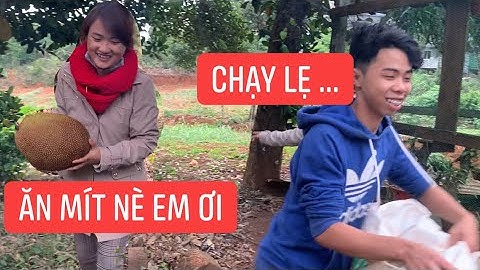 Nguyễn Thị Ngân vừa ăn mít vừa " chọc trai" chạy mất dép :)))??