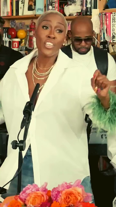 🎶 SWV brought the 90s back to life with their soulful performance of 'Weak' #rnb