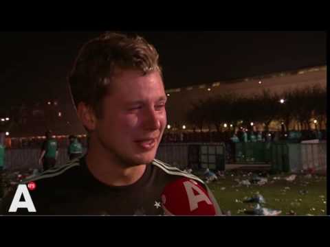 Ajax-fan op Museumplein in tranen: 'Dit doet zo'n pijn'