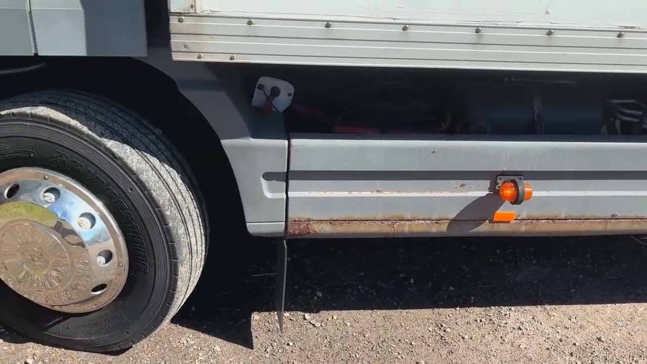 Lastbil med bodel MERCEDES BENZ 1217 L 4X2
