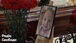 Одеса: прощання з тримісячною дівчинкою, яка загинула від ракетних ударів РФ по місту, та її сім'єю