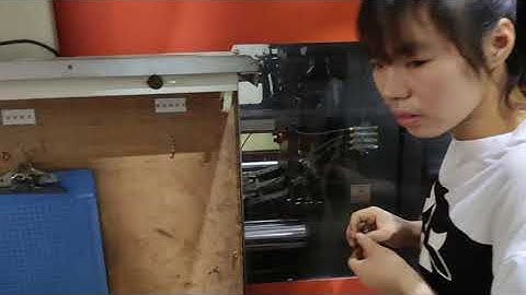 Plastic injection molding and removal of Mold runner material