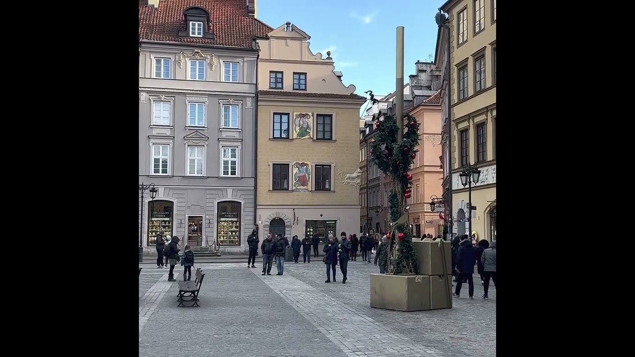 La ricostruzione del centro storico di Varsavia. Confronto tra il 1945 ed il 2023.